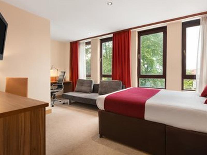 Ramada Hounslow - Heathrow East Exterior photo